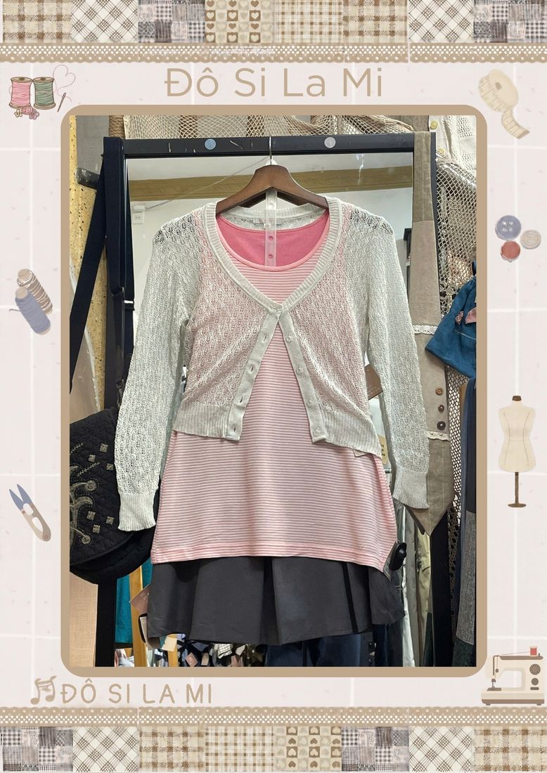 Áo cardigan ren trắng phối áo hồng và chân váy đen