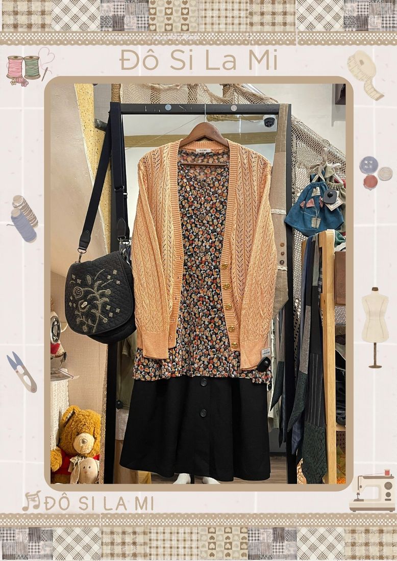 Áo cardigan cam phối áo họa tiết hoa và chân váy đen