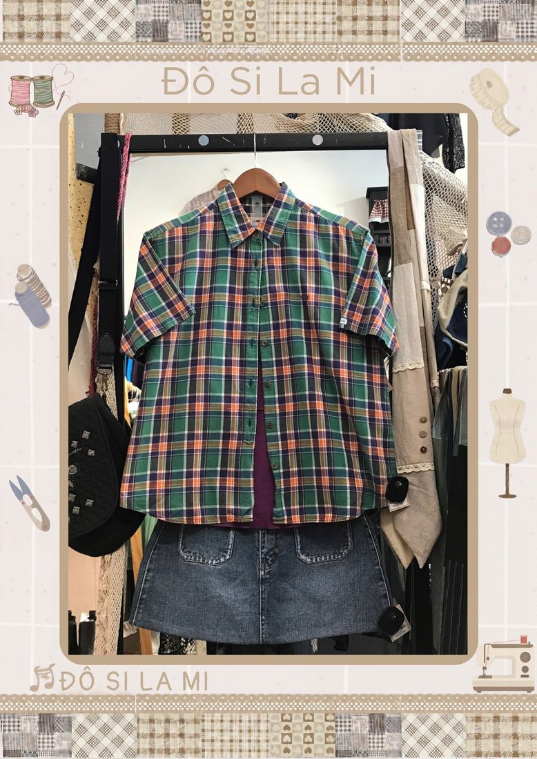 Áo sơ mi caro xanh đỏ phối chân váy denim xanh