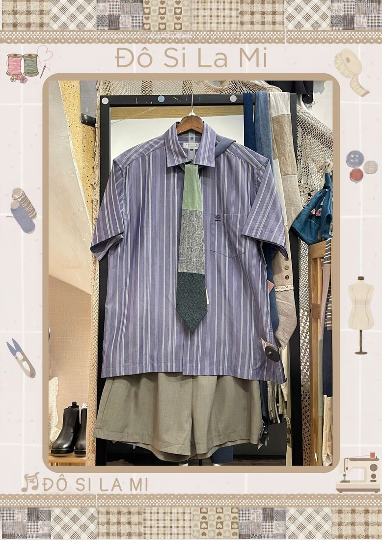 Áo sơ mi sọc tím phối quần short rêu, cà vạt len
