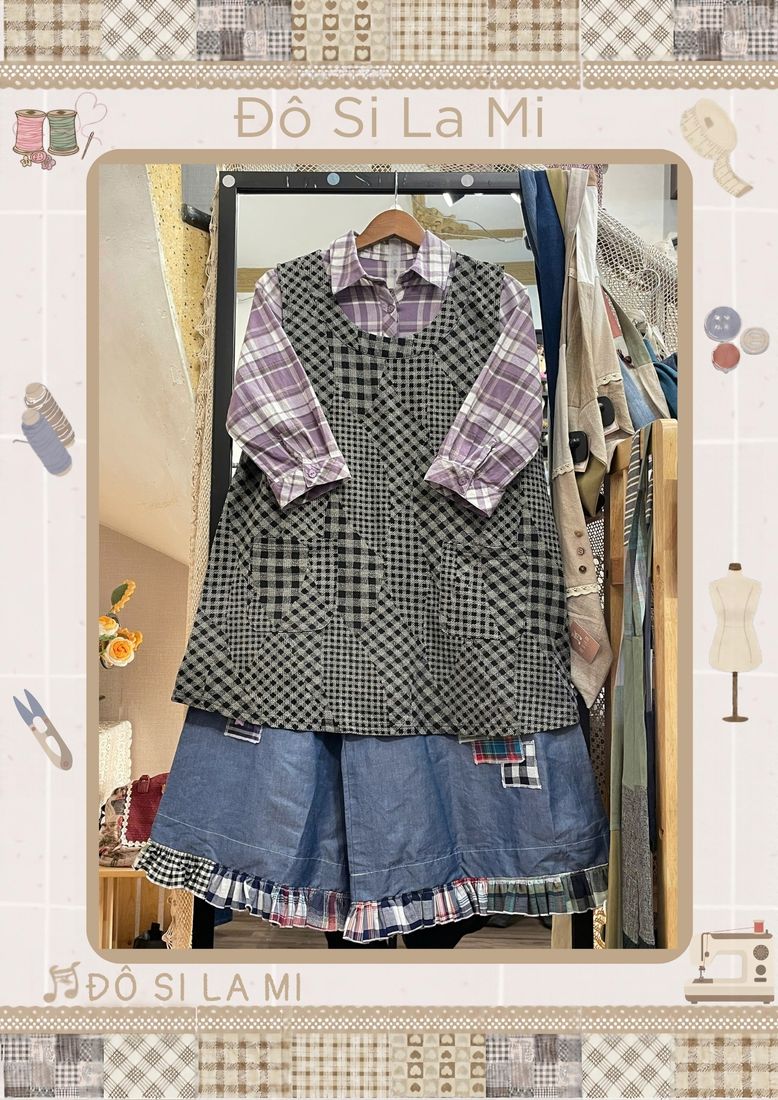 Áo gile caro đen trắng phối sơ mi caro tím và chân váy denim xanh