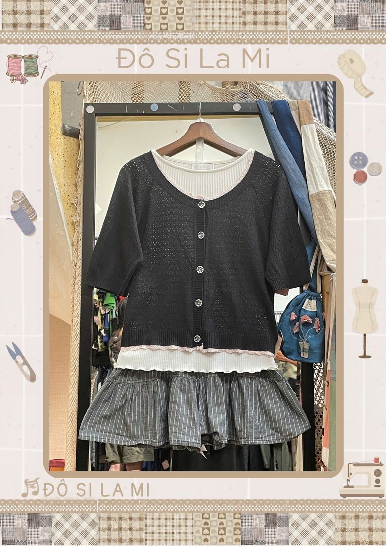 Áo cardigan dệt kim đen phối áo trắng và chân váy caro xanh xám