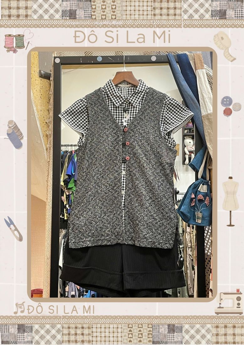 Áo gile họa tiết chấm bi đen trắng phối sơ mi caro và quần short đen
